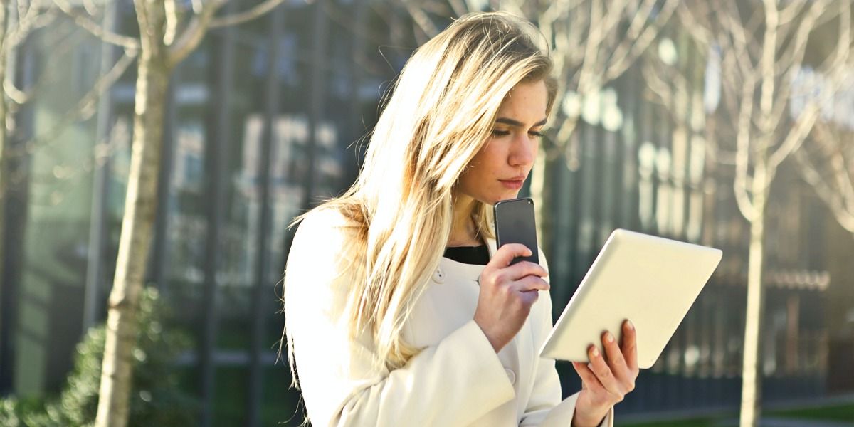 Женщина читает с планшета