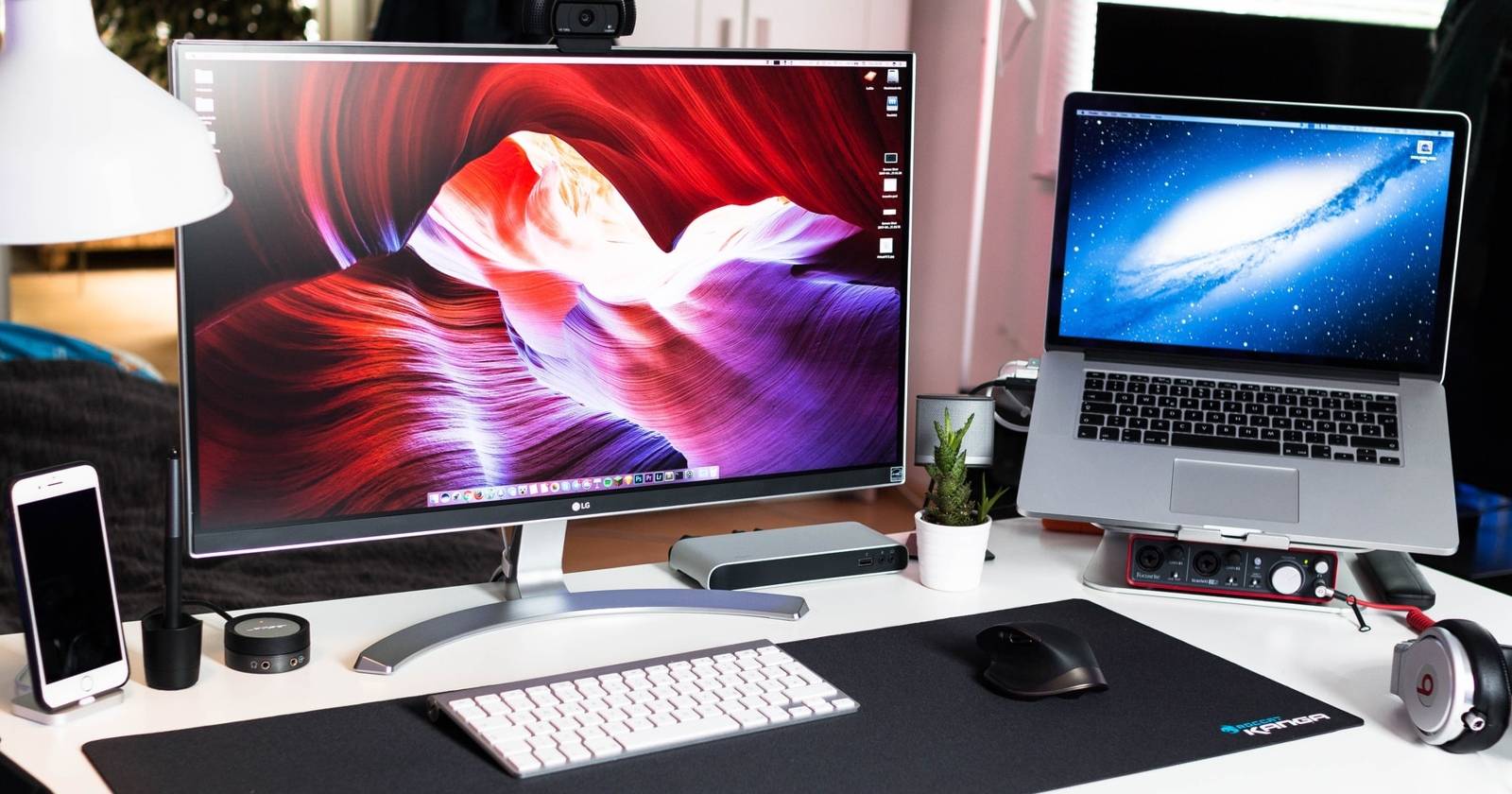 MacBook и другая техника на рабочем столе