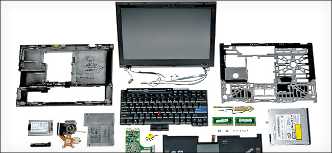 Разложенные части и винты на рабочем столе