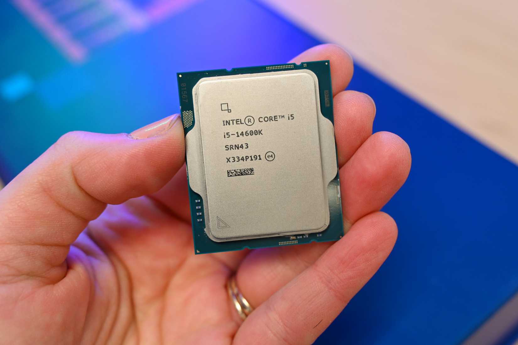 Передняя часть процессора Intel Core i5 14‑й генерации с видимым золотым треугольником в углу