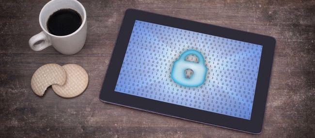 Изображение: планшет на столе в концепции защиты данных