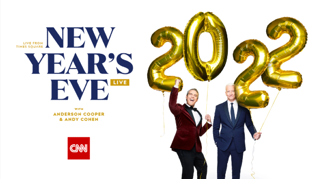 Ведущие Эндрю Купер и Энди Коэн на эфире CNN New Year's Eve Live 2022