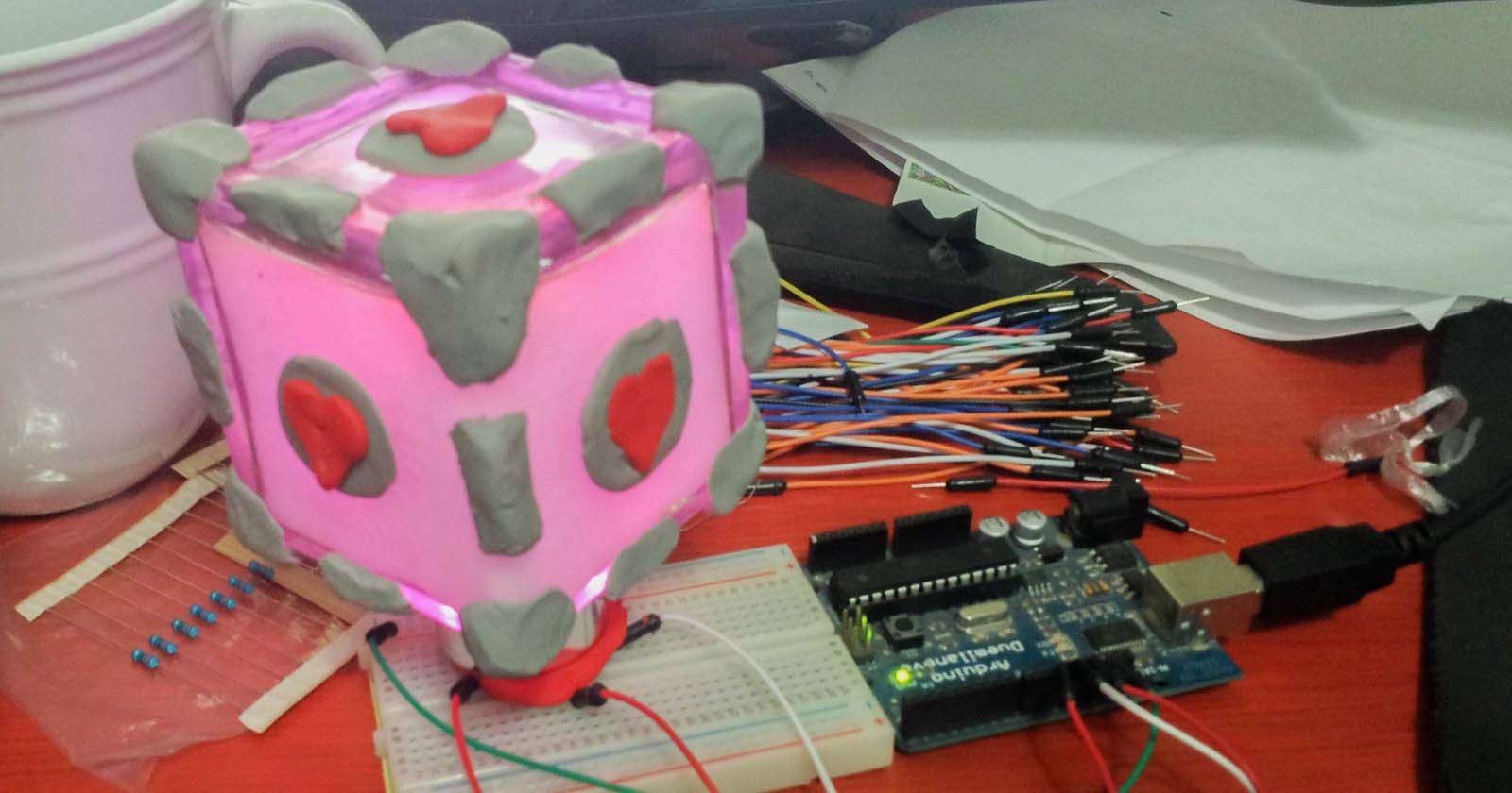 Финальный вид светильника-портала: стеклянная банка с молочно-белым внутренним слоем и декоративными элементами из пластилина