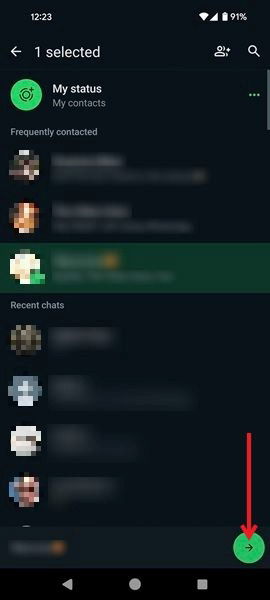 Выбор контакта WhatsApp для отправки изображений через Google Фото.