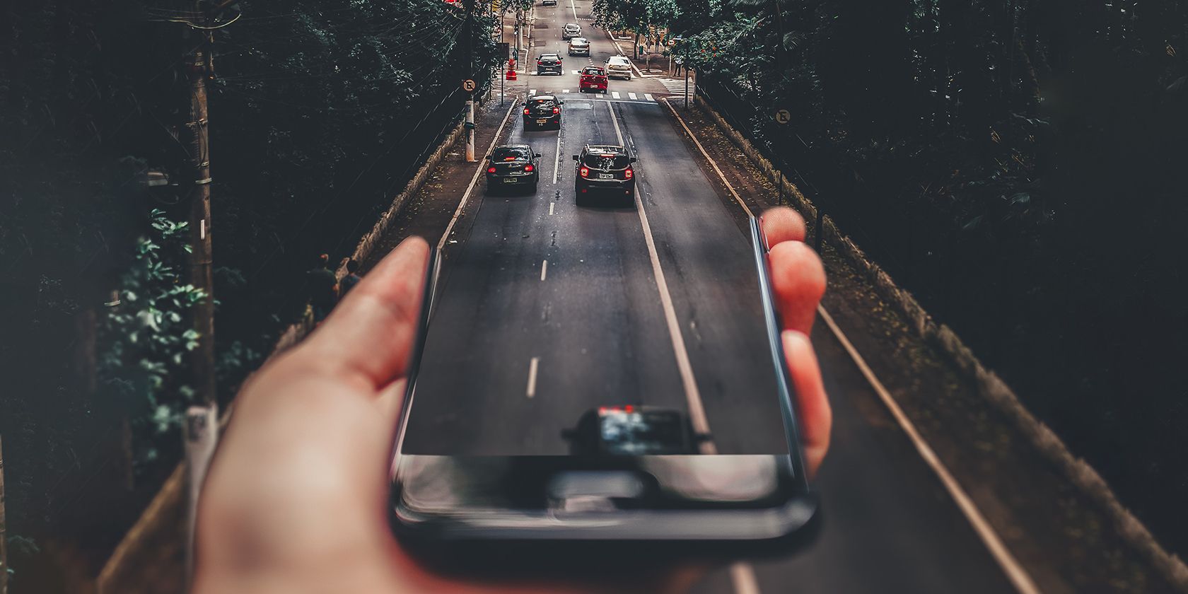 Смартфон, превращающийся в регистратор на фоне улицы