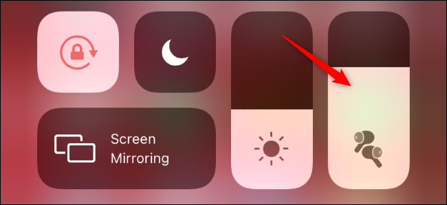 Доступ к опциям AirPods в Пункте управления iPhone