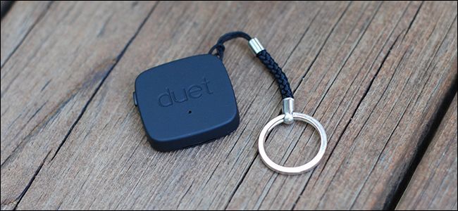 Duet на кольце ключей рядом со смартфоном для демонстрации поиска телефона