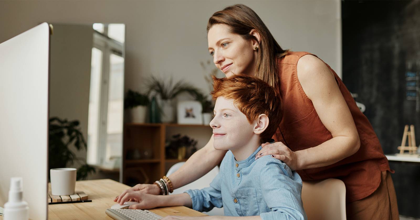 мать с сыном за настольным компьютером