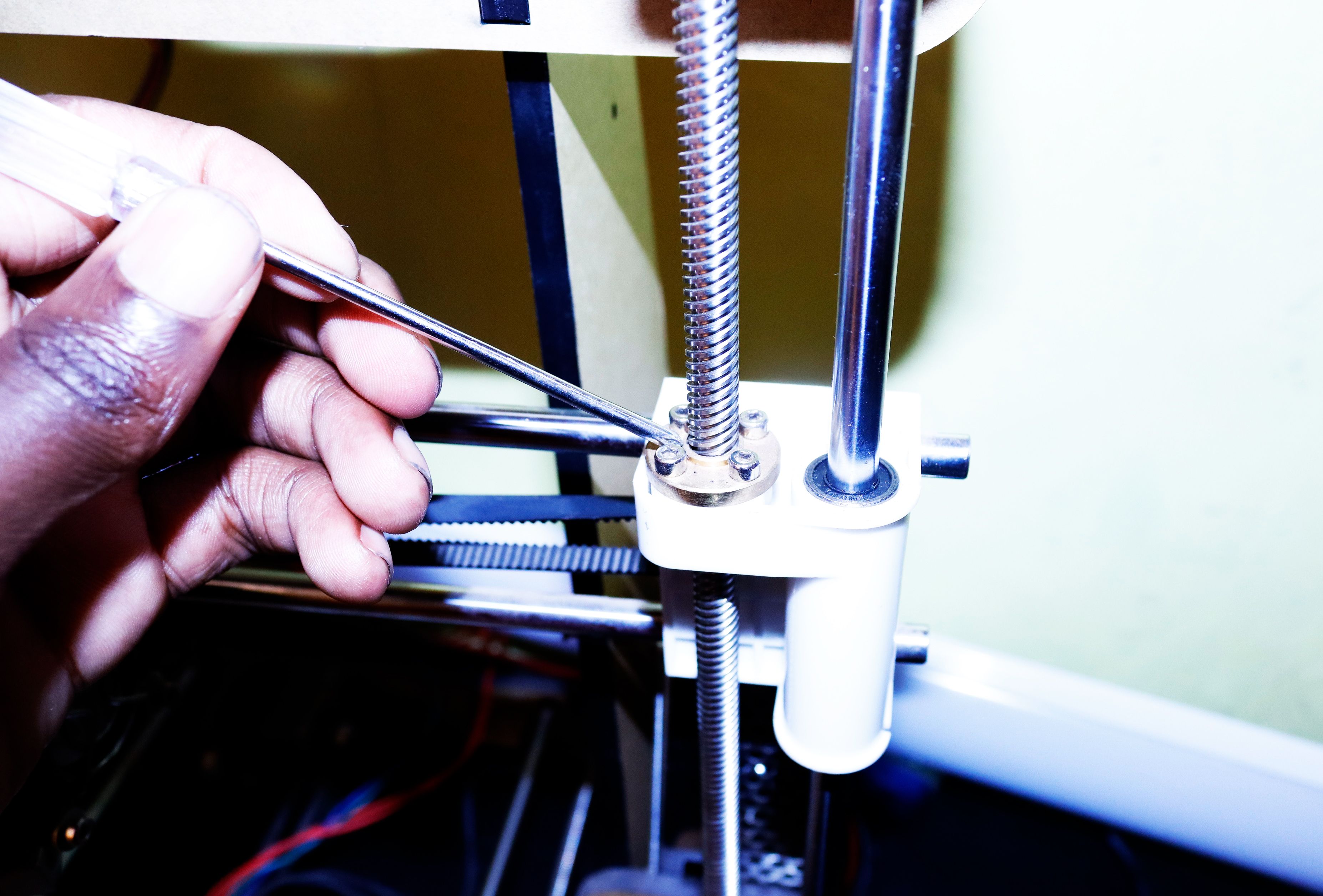 Затягивание винтов и ремня принтера после калибровки