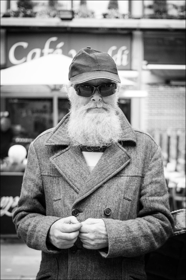 Пожилой мужчина в кадре, дружелюбный портрет