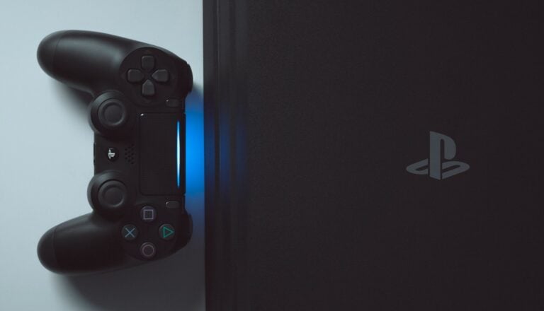 Игровая консоль PlayStation 4 на белом фоне