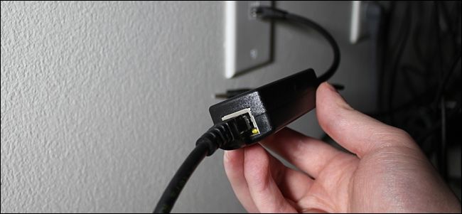 USB‑выход сплиттера и подключённый кабель устройства