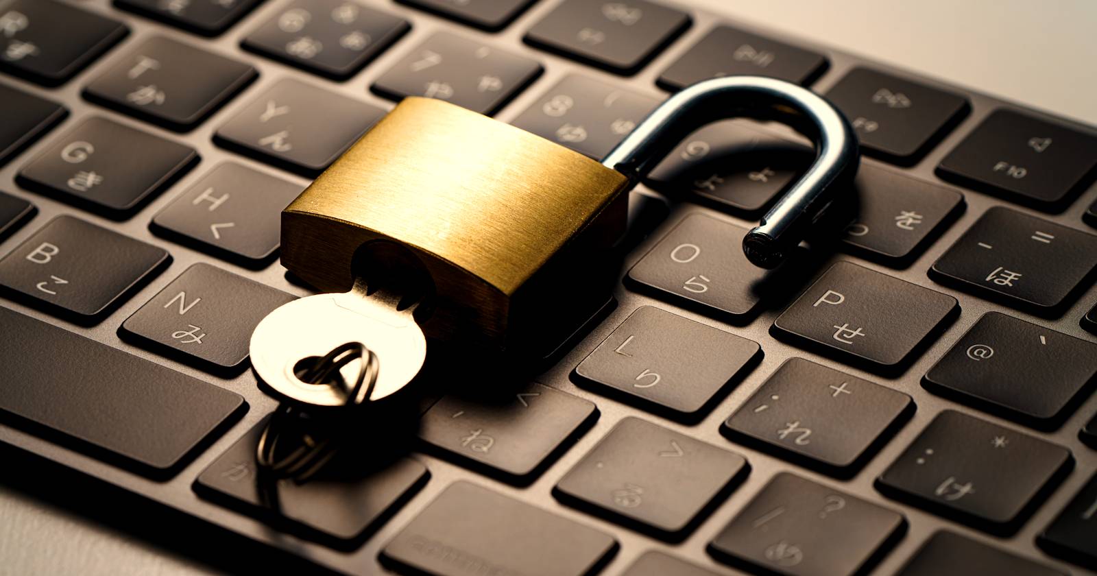 замок без ключа лежит на тонкой клавиатуре