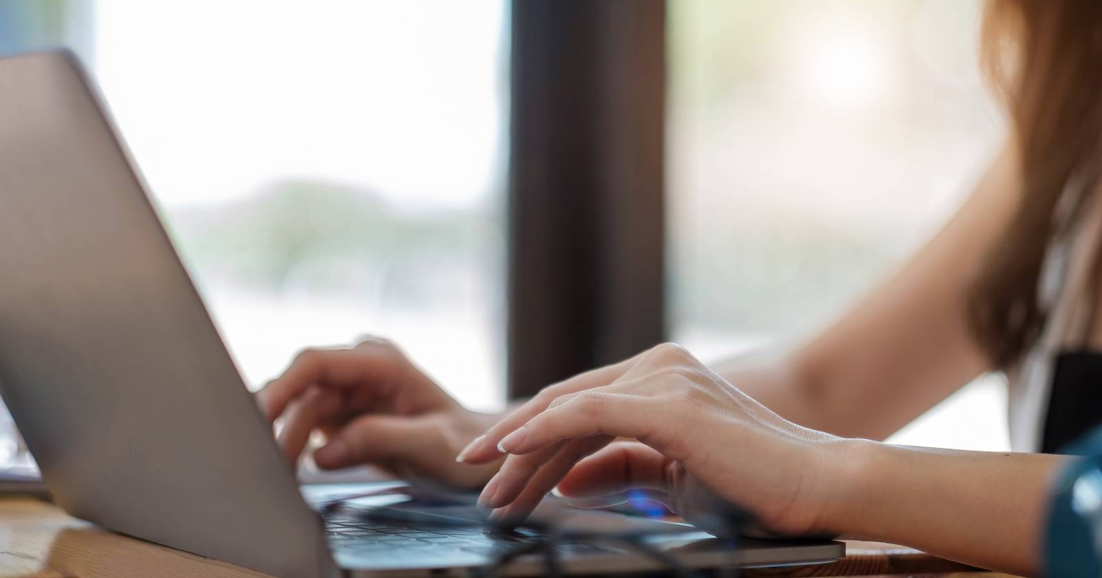 Человек работает за ноутбуком в домашней обстановке