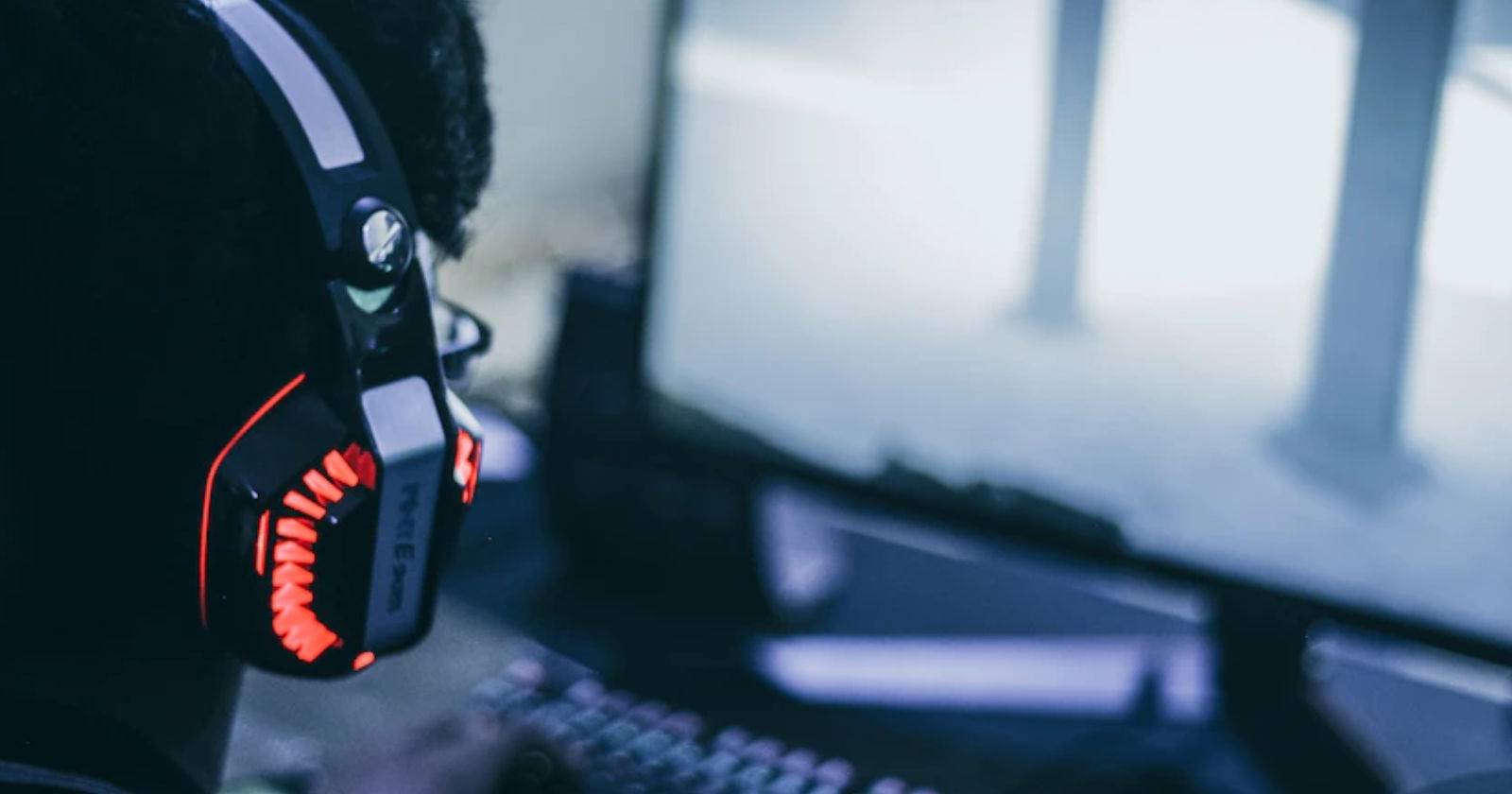 Игрок контролирует персонажа на экране ПК