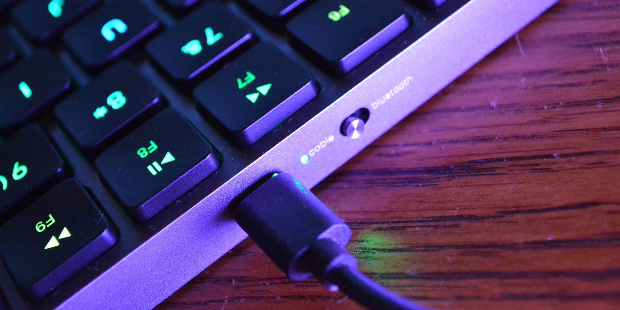 боковой вид клавиатуры с портом USB и ползунком подключения