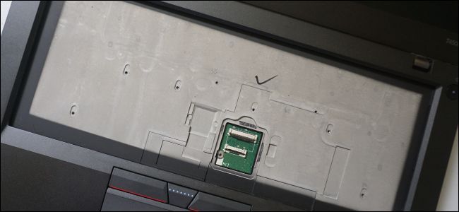 Разобранный ноутбук: вид на открытый отсек клавиатуры