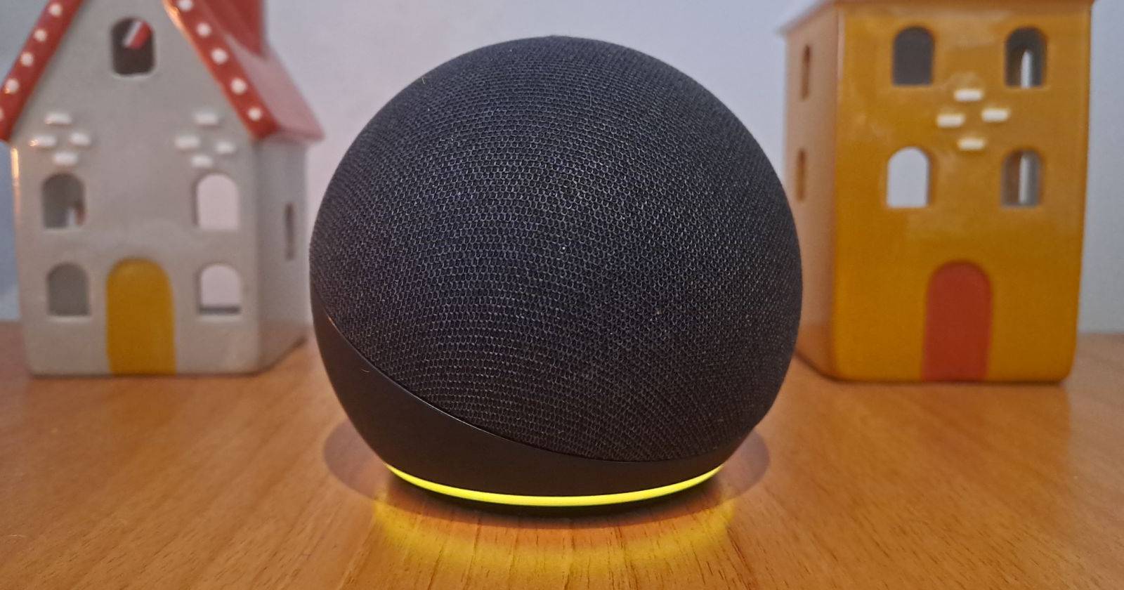 Динамик Amazon Echo с мигающим жёлтым индикатором, стоящий на столе