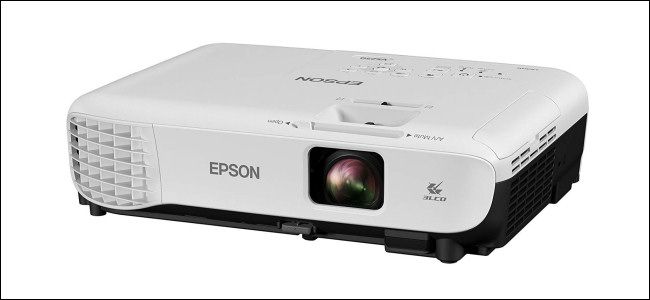 Проектор Epson, подключённый к ноутбуку для демонстрации