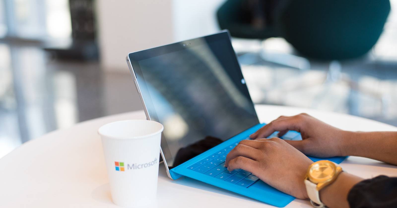 Человек печатает на ноутбуке с Windows