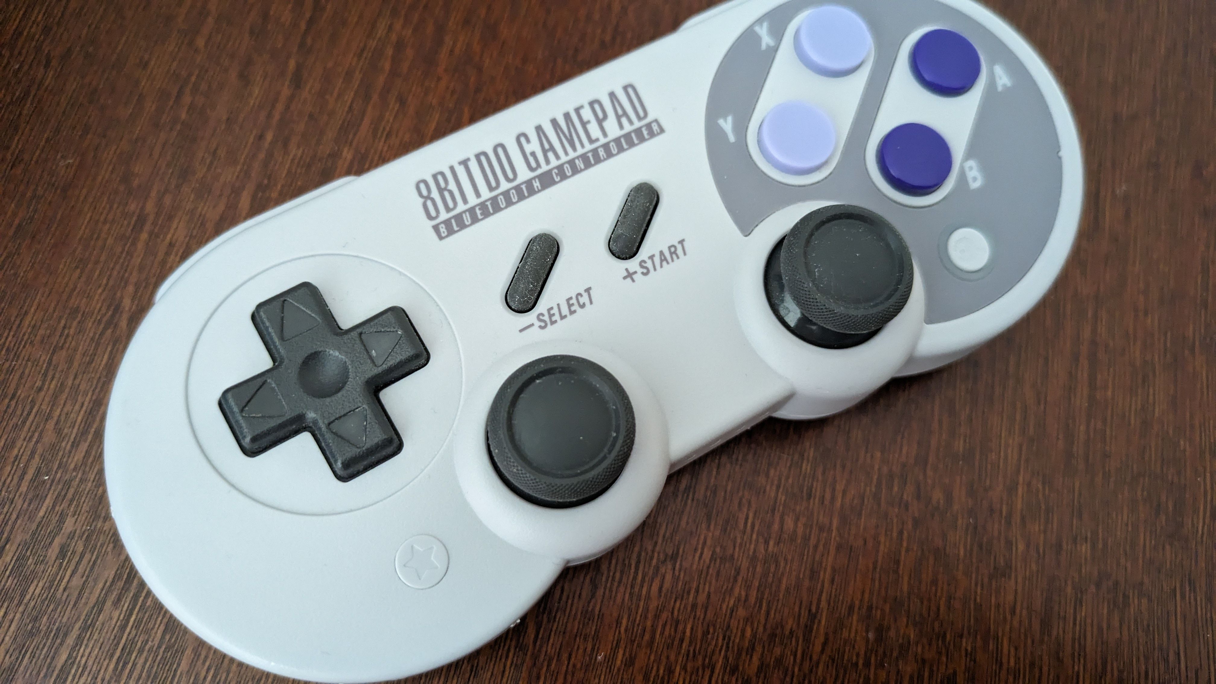 Крупный план контроллера 8BitDo SN30.