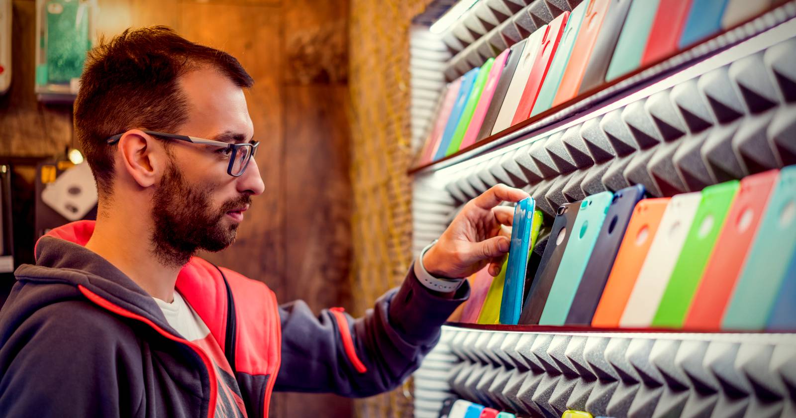 Почему прозрачные чехлы желтеют и как этого избежать