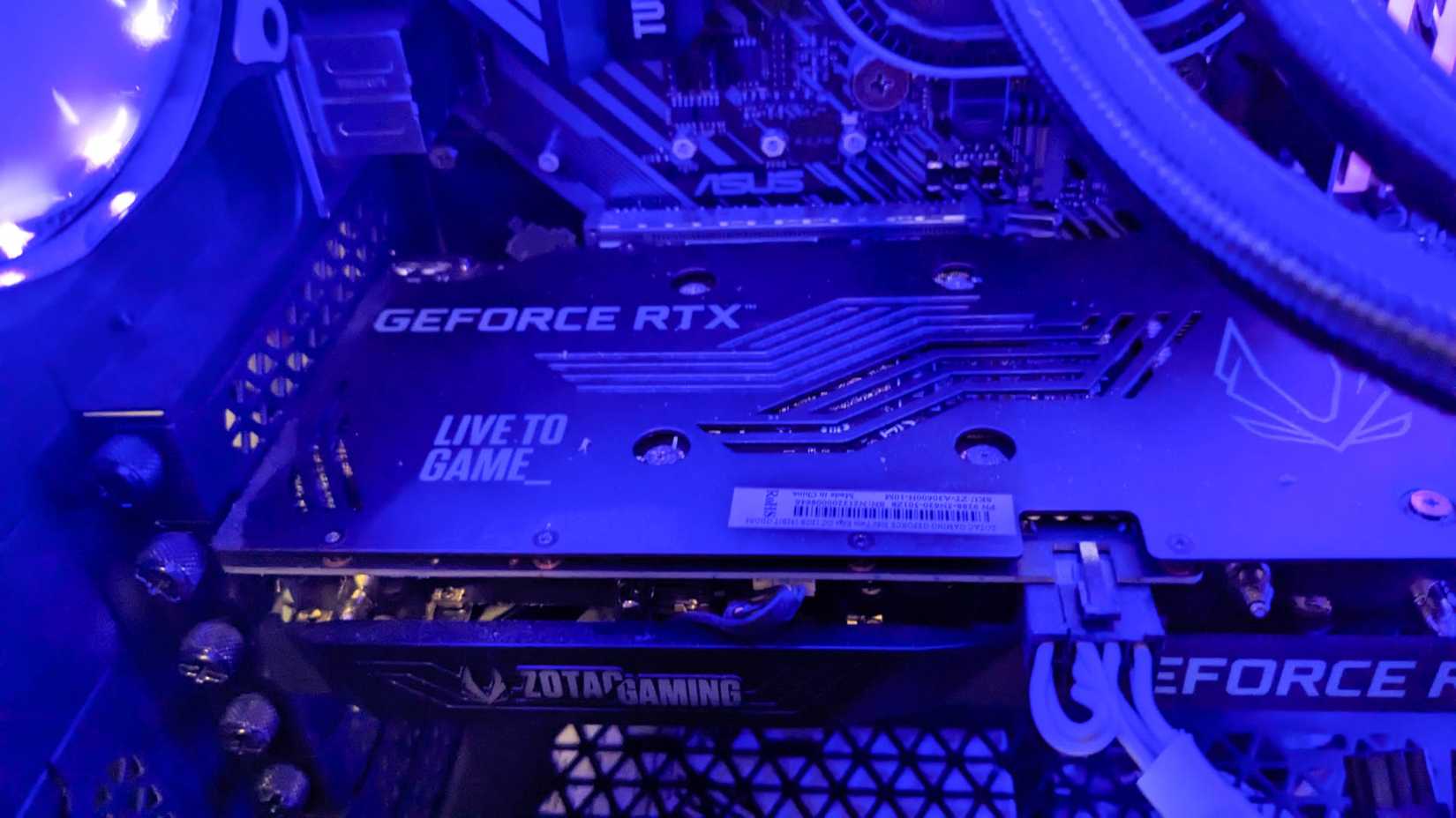 Видеокарта GeForce RTX 3050 Ti в корпусе, подсветка синяя.
