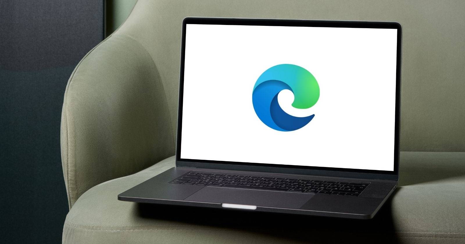 Логотип браузера Microsoft Edge на экране ноутбука