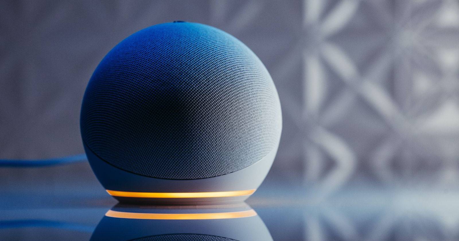 Изображение Amazon Echo Dot на столе