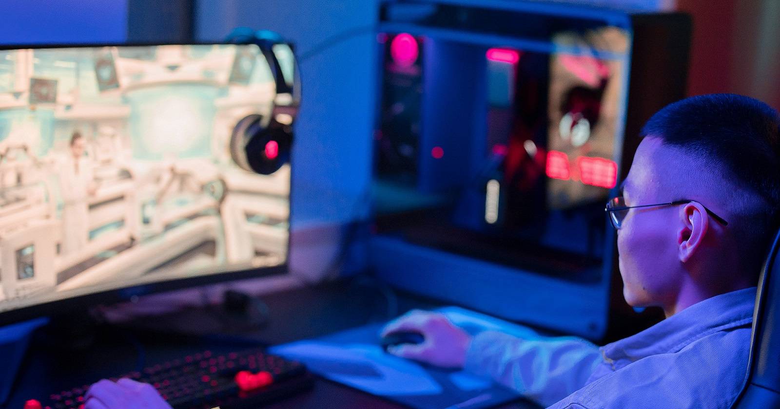 Игрок играет в видеоигру на ПК