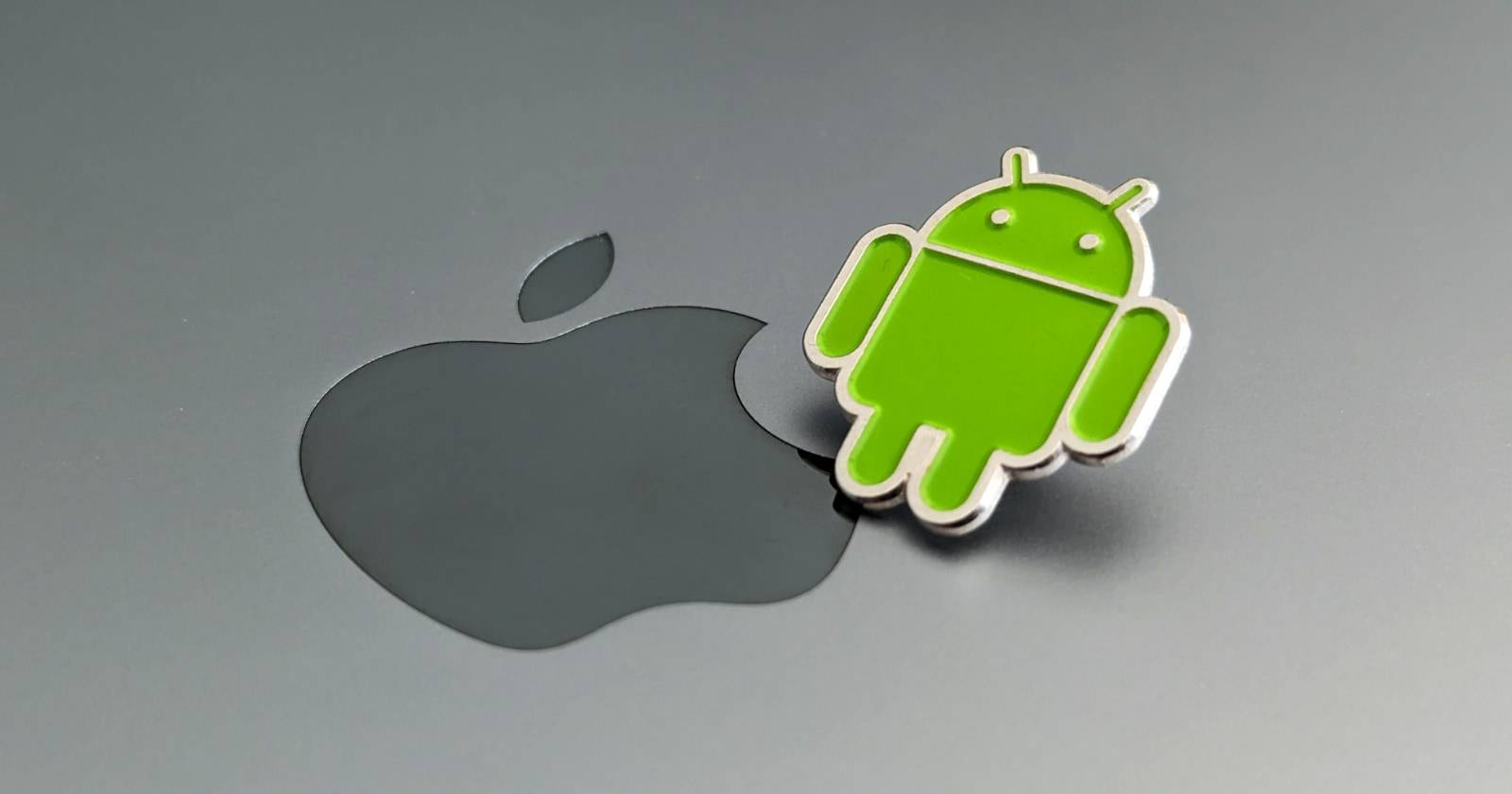 Android‑смартфон рядом с MacBook