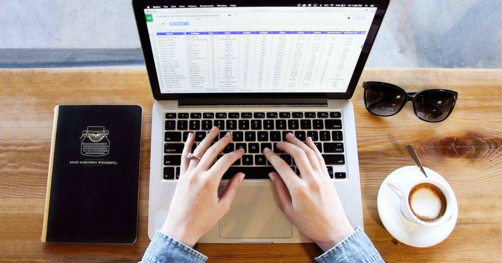 Аналитик данных работает с формулами INDEX и MATCH в Excel