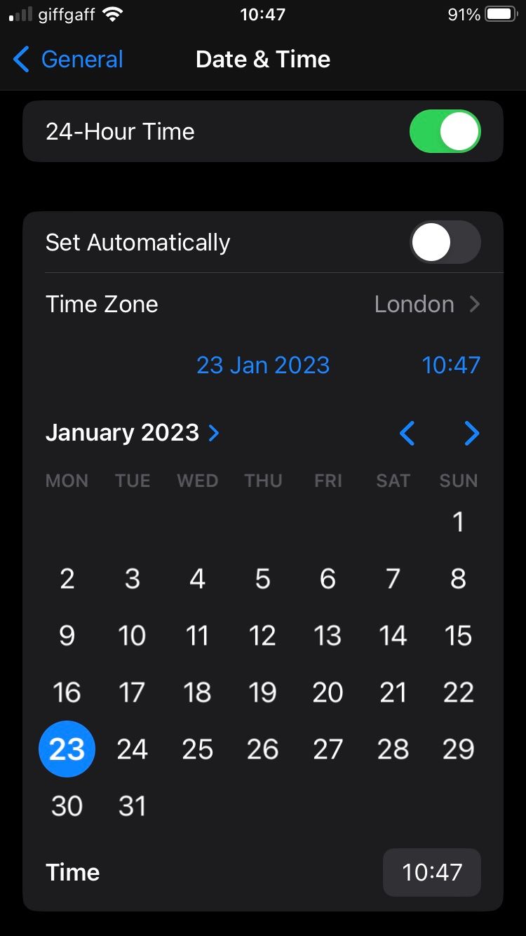 Экран «Дата и время» с календарём на iPhone
