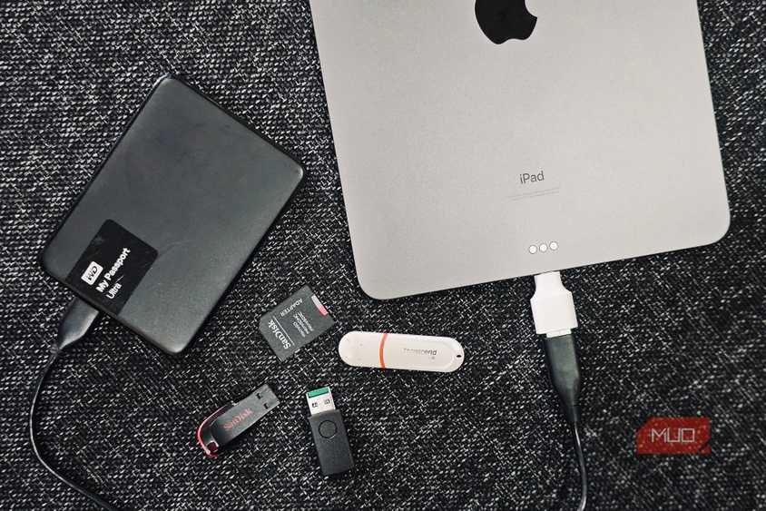 Внешние накопители рядом с iPad