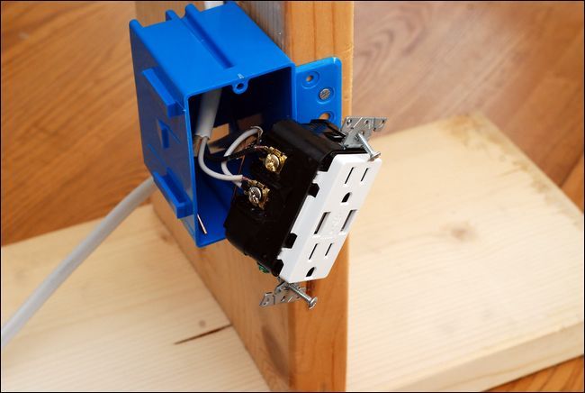 Подключение проводов к новой USB-розетке: черный к латунному, белый к серебристому, земля к зеленому