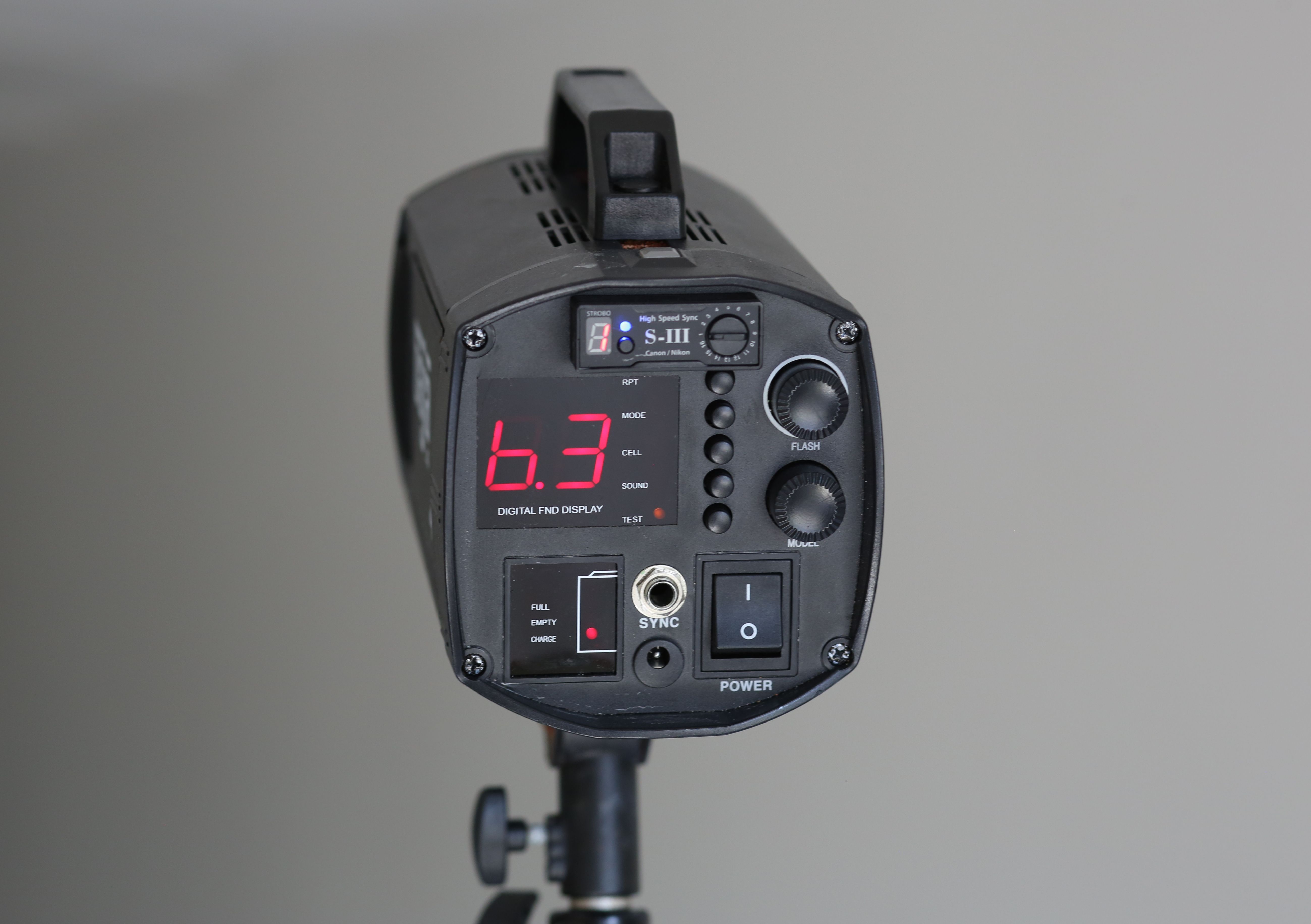 Мягкое распределение света требует софтбокса, зонта или отражателя.