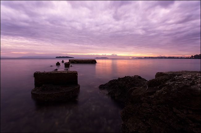 рассвет на пляже с интересным передним планом и деталями в среднем плане