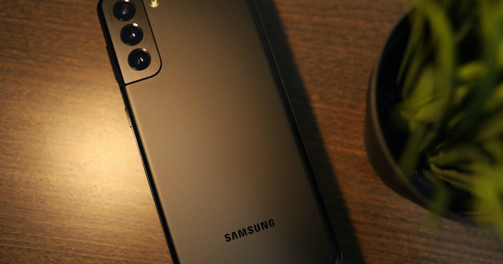 Изображение Samsung Galaxy с выделенной боковой клавишей и экраном меню питания