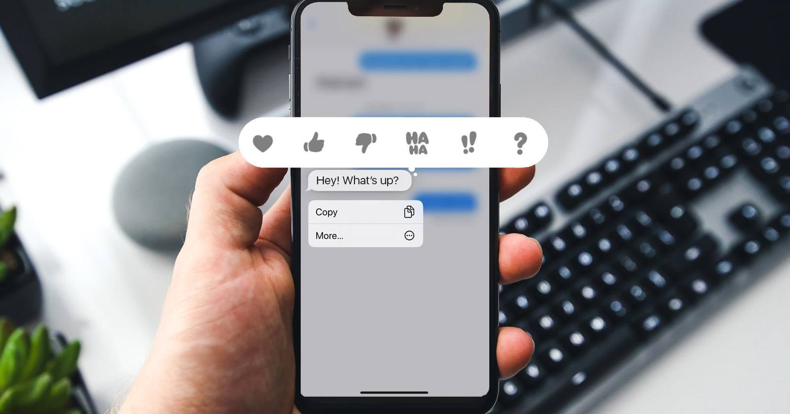 Экран iPhone с примерами реакций в приложении «Сообщения»