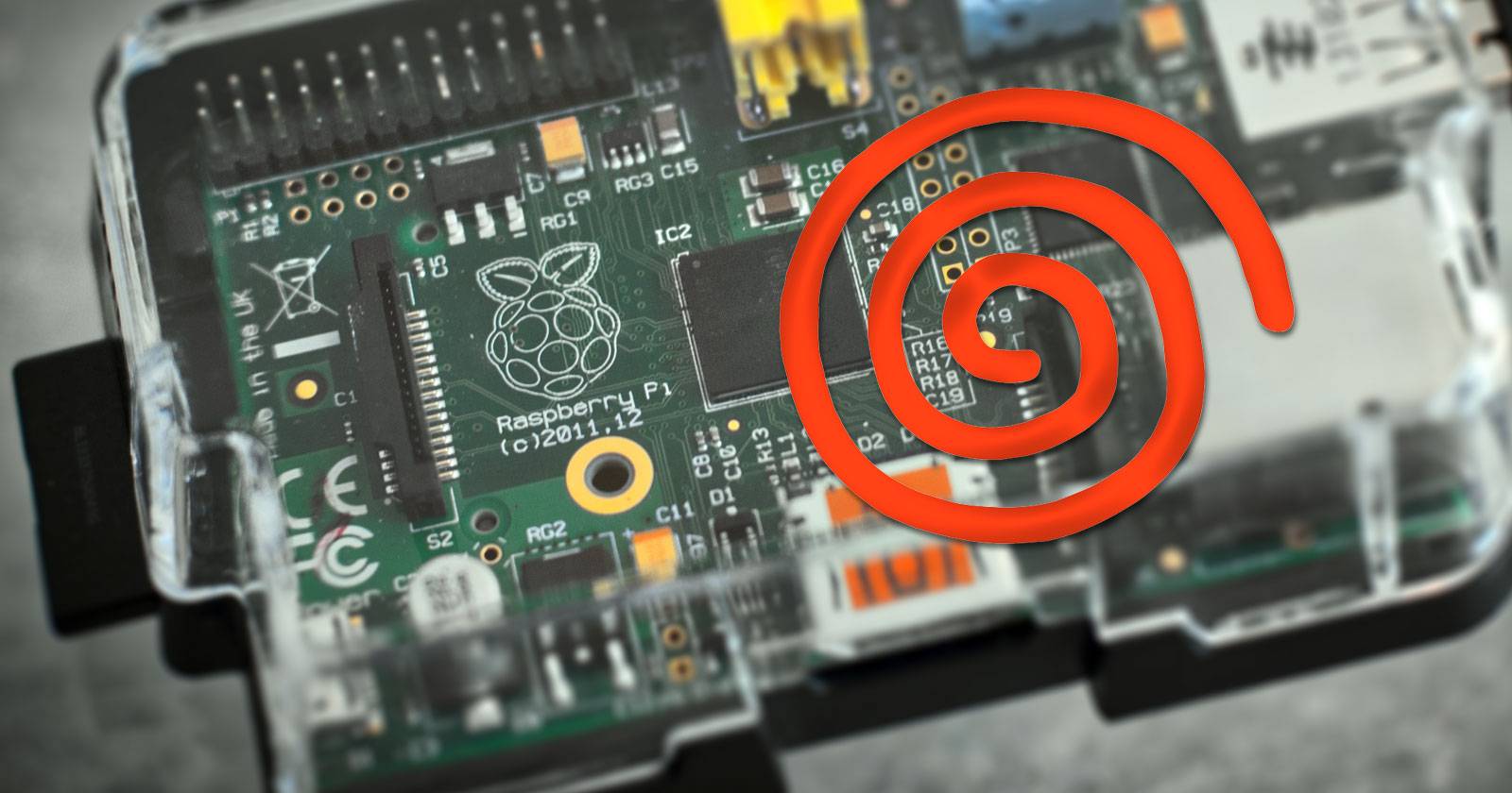 Консоль Sega Dreamcast рядом с Raspberry Pi и контроллером