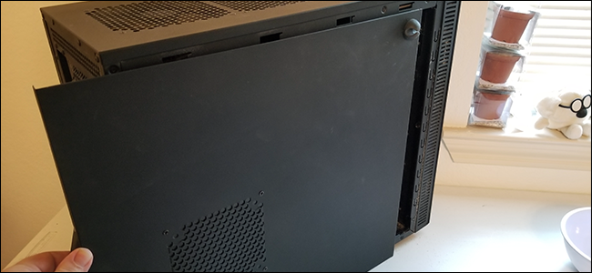 Боковая панель снята — видно внутренности корпуса