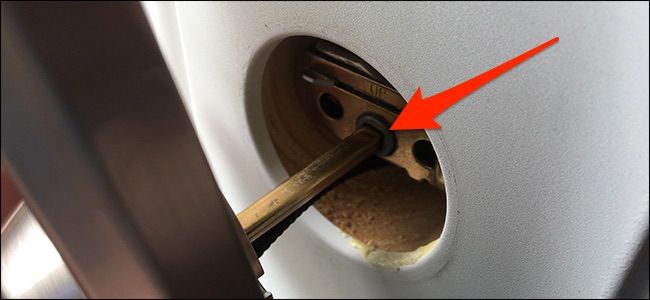 Вставка поворотного штока и прокладка кабеля под язычком