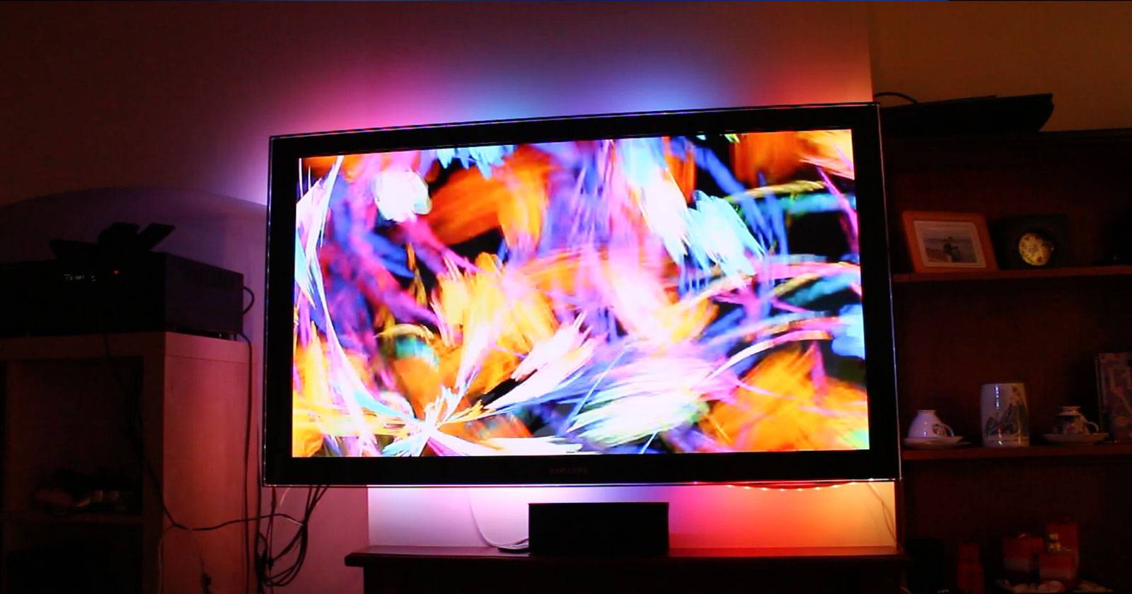 Демонстрация работы подсветки за телевизором