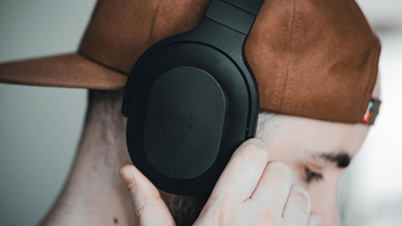 Как слушать наушники в одном ухе — Windows