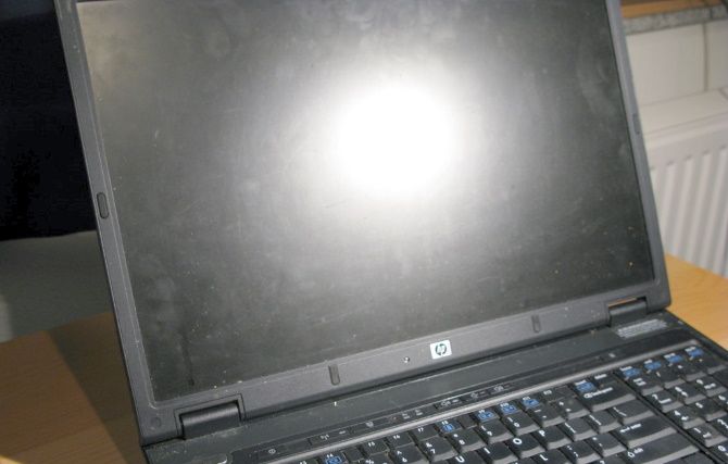 Процесс чистки экрана компьютера, тряпка и спрей