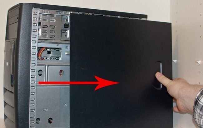 Trennen von Strom- und Datenkabel am Laufwerk