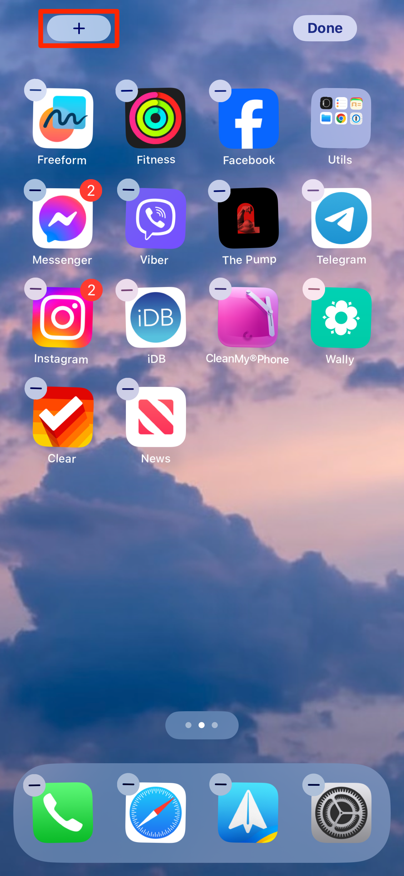 Главный экран iPhone в режиме перемещения и с выделенной кнопкой Плюс.