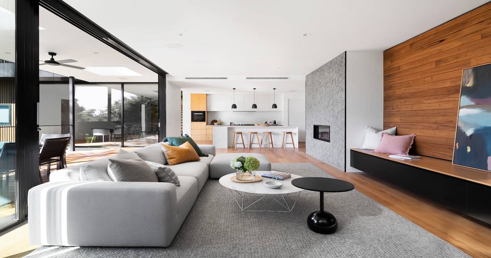 Интерьер умного дома с панелями и камерой