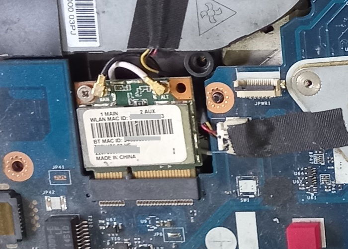 Фото WLAN карты с видимыми MAC‑адресами на плате