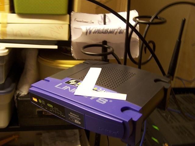 Старый роутер Linksys WRT54GL как пример устройства для кастомной прошивки
